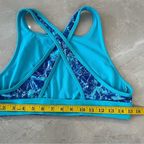 Reebok Woman's Sports Bra Size in Photos Blue Marble
High Neck Feminine Sporty - Picture 3 of 7